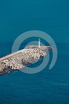 País costero costa faro a un barco 